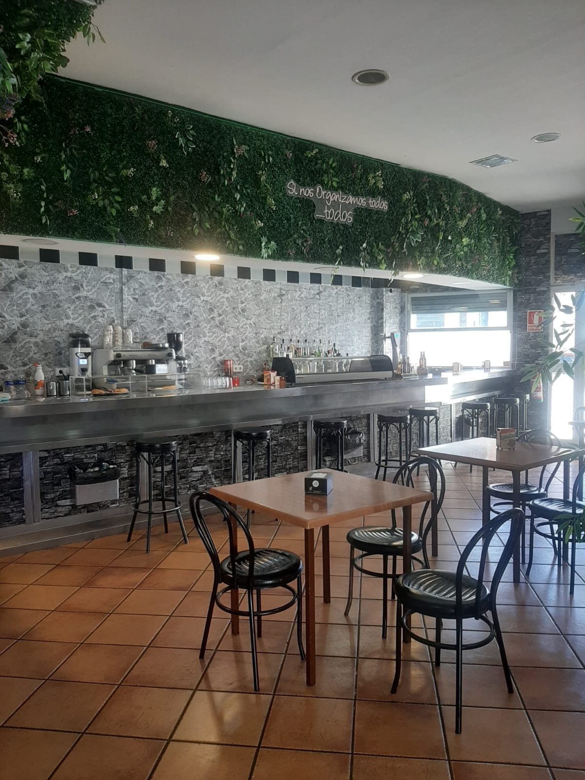 Contacta restaurante y cafetería La Estrella en Valdonaire